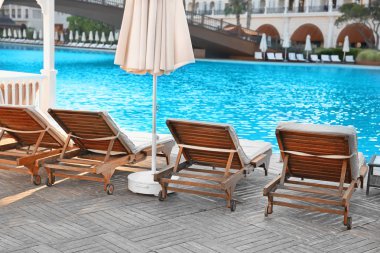 Yüzme Havuzu yakınındaki boş şezlong