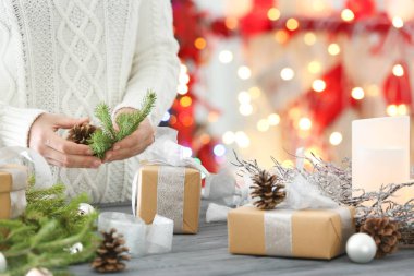 Noel hediyesi bulanık ışıklar karşı dekor hazırlama kadın