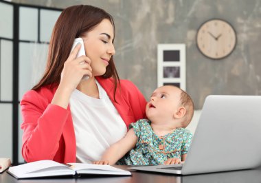 Anne kucağında bebek