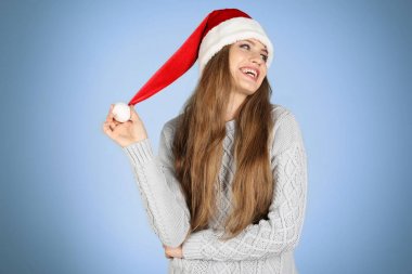 Noel şapkalı genç bayan