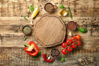 Ahşap tahtalı kompozisyon ve masada yemek pişirmek için malzemeler