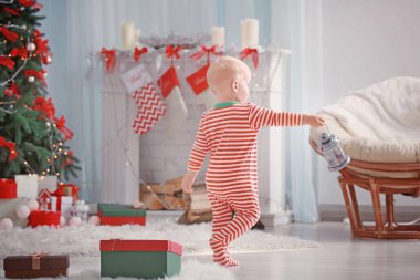 Noel için dekore edilmiş Oda oynamak şirin bebek