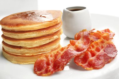 Lezzetli pankek ve pastırma beyaz arka plan üzerinde