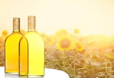 Pişirme yağı ayçiçeği alan karşı masada ile şişe
