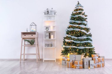 Hediye kutularıyla Noel ağacı 