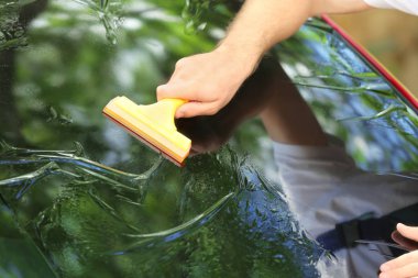 İşçi renklendirme folyo araba üzerine uygulama 