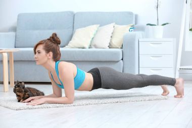 Yoga Çalışan Genç Kadın 