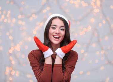 Noel şapkalı güzel kadın 