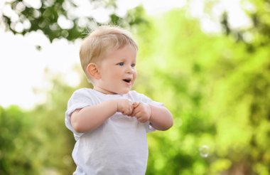 Güneşli günde yeşil Park'ta yürüyordunuz şirin bebek çocuk