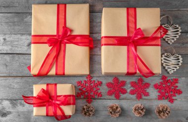 Hediye kutularıyla Noel kompozisyonu