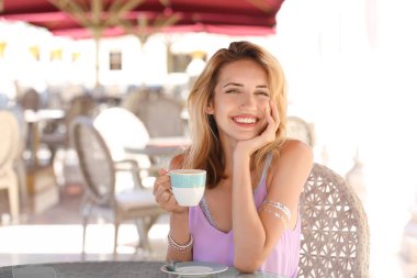 Genç bayan kahve içiyor. 