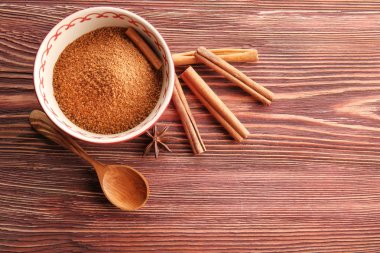 Tarçınlı şeker ve kaşık ile kompozisyon