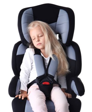 Sarışın kız çocuk güvenlik koltuğu üzerinde beyaz izole sleeping