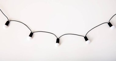 Beyaz arkaplanda Noel ışıkları