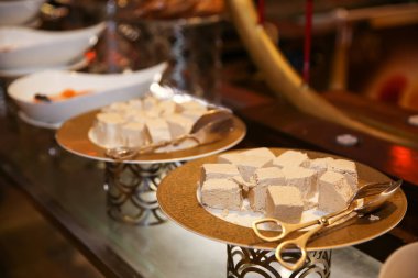 Tablo açık büfe tatlılar çeşitleri ile plakalar