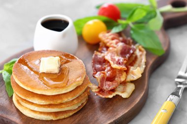 Tereyağı ve ahşap tahta üzerinde pastırma ile krep