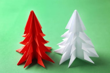 kağıttan yapılmış Noel ağaçları