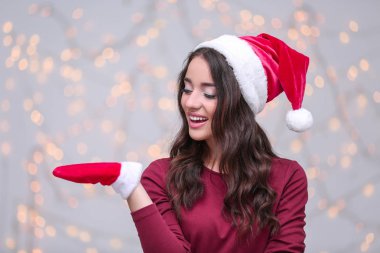 Noel şapkalı güzel kadın