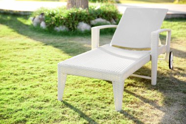 Avluda lüks otelin şezlong