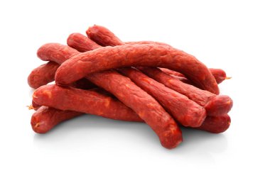 Beyaz üzerine tütsülenmiş sosis