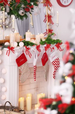 Noel için dekore şömine