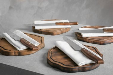 Bıçak peçete ve ahşap kurulları ile  