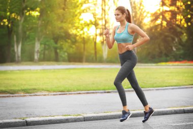 çalışan genç bir kadın 