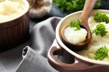 Güveç ve tahta kaşık 