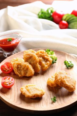 Lezzetli nuggets ve et suyu tekne soslu tavuk tablo için