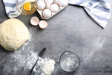 Mutfak masasında malzemelerle çiğ hamur. Pişirme Sınıflar kavramı