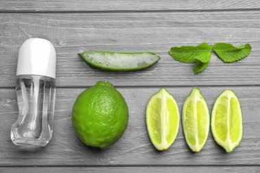 Ahşap arka plan erkekler için deodorant ile kompozisyon