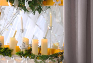 Oturma odasında rafta güzel Noel süsleri