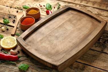 Ahşap plaka ve masada yemek pişirmek için malzemeler ile kompozisyon