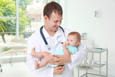 Güzel kız bebek holding erkek çocuk doktoru