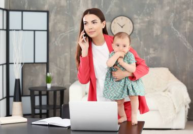 Anne kucağında bebek