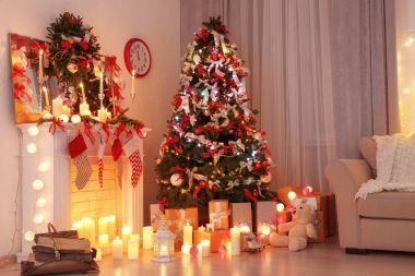 Noel ağacı ile oturma odası