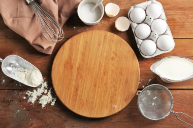 Ahşap tahta ve malzemelerin mutfak masasının üzerine. Pişirme Sınıflar kavramı