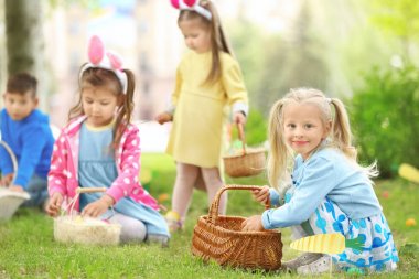Çocuk parkında eğleniyor. Paskalya yumurtası avı kavramı