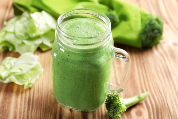 Einmachglas mit frischem Gemüse-Smoothie — Stockfoto