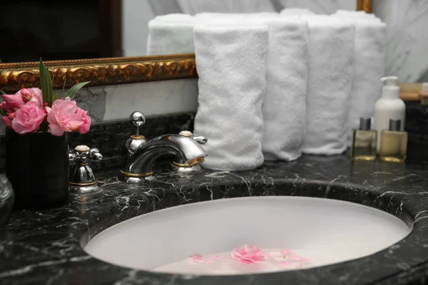 Petals floating in marble sink — Stock Photo, Image