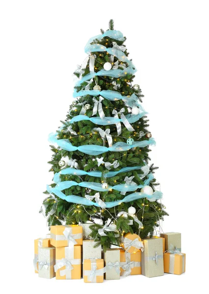 Bela árvore de Natal com presentes no fundo branco — Fotografia de Stock