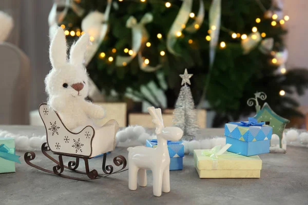 Sanki z Ładna zabawka dla dziecka na stole w urządzony pokój na Boże Narodzenie — Zdjęcie stockowe