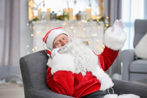 Santa claus luisteren naar muziek — Stockfoto