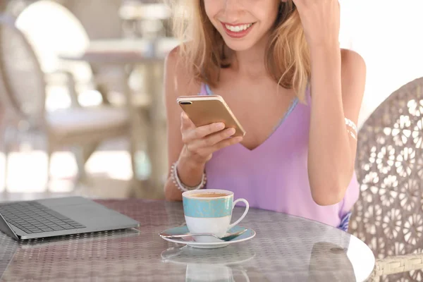 Giovane donna che beve caffè — Foto Stock