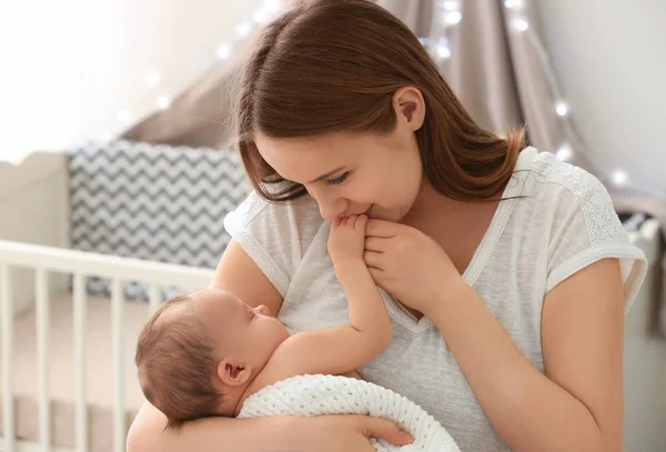 Yenidoğan evde uyuyan anne holding — Stok fotoğraf