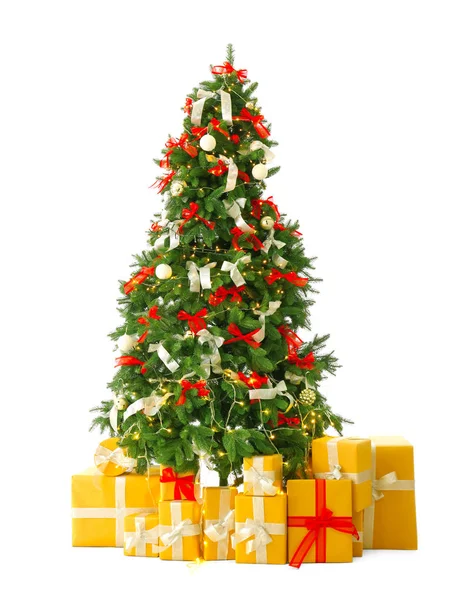 Schöner Weihnachtsbaum mit Geschenken auf weißem Hintergrund — Stockfoto