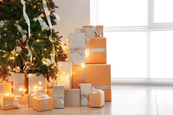 Arbre de Noël avec boîtes-cadeaux — Photo