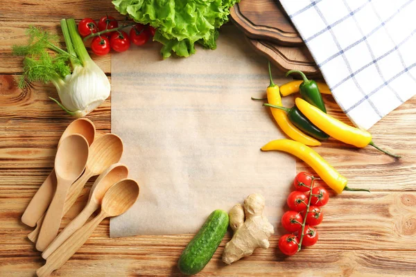 Pergamen papírt és a zöldségeket a konyhába asztal. Főzés osztályok fogalma — Stock Fotó