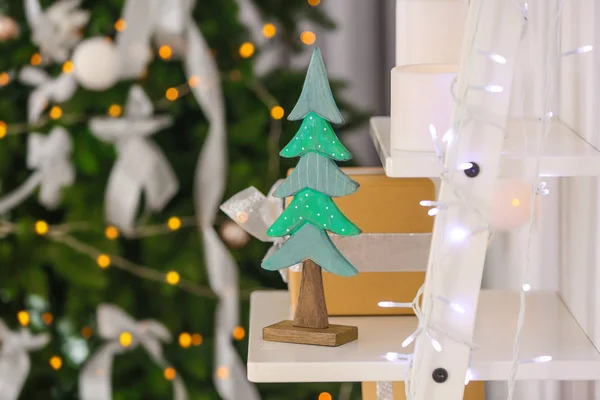 Полка с красивым украшением на Рождество на размытом фоне — стоковое фото