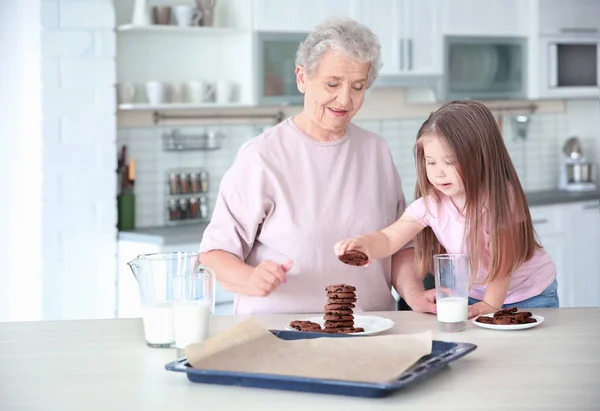 Klein meisje en grootmoeder op keuken — Stockfoto